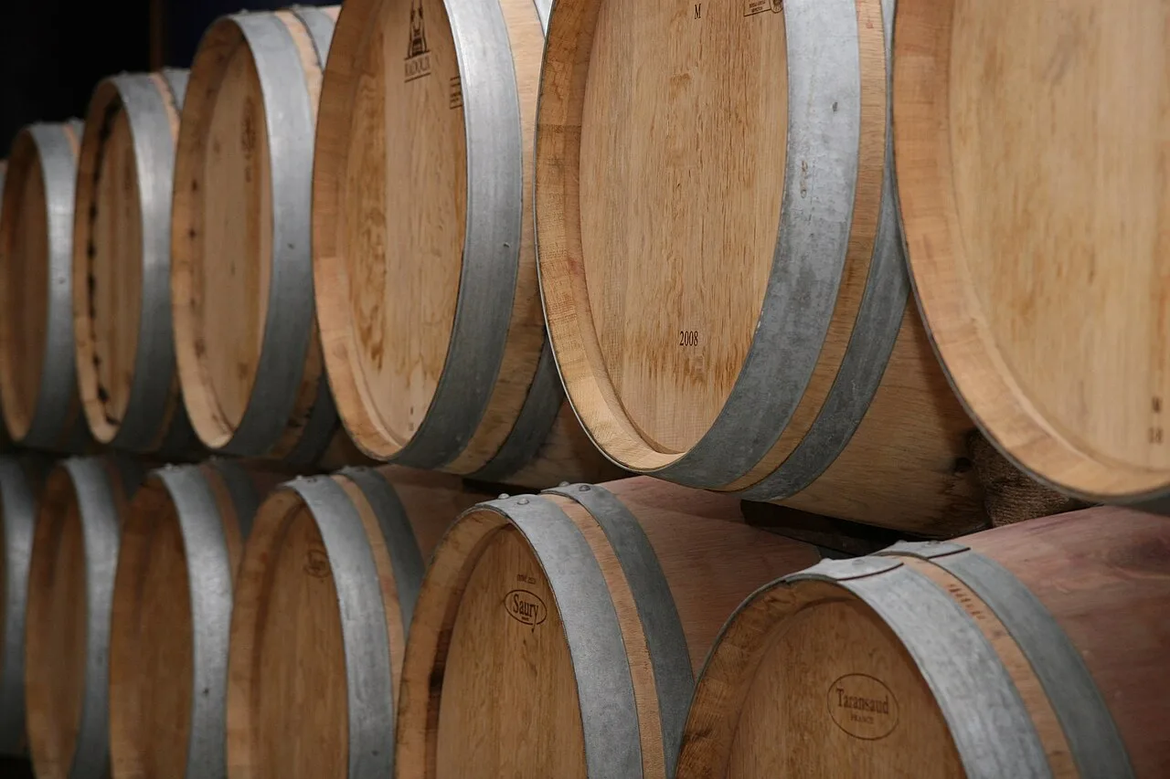 Tonneaux dans une cave à vin (photo d'illustration)