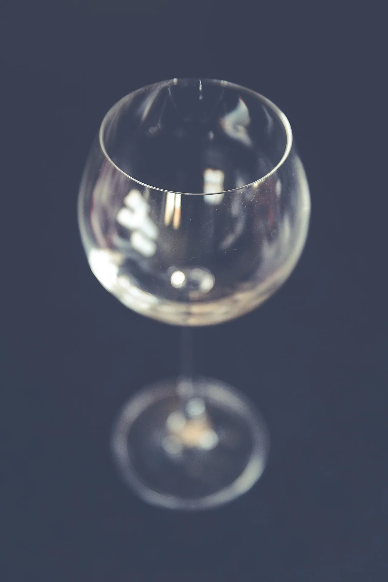 Verre de vin blanc en gros plan (photo d'illustration)